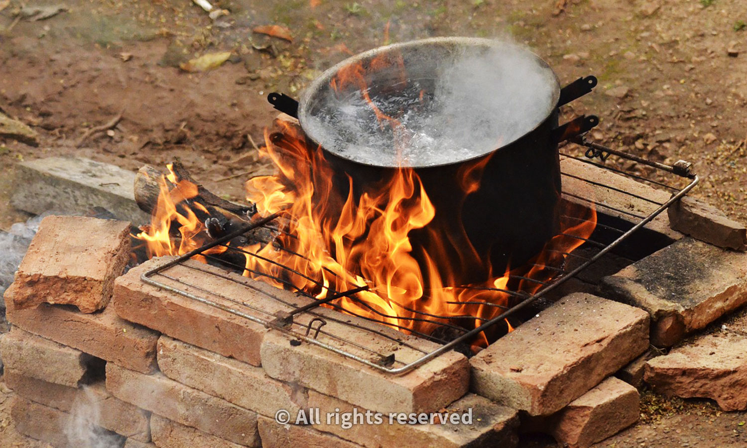 Cozinhar em um fogão feito com tijolos unidos