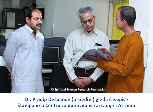 Dr. Pradip Dešpande (u sredini) gleda časopise štampane u Centru za duhovno istraživanje i Ašramu