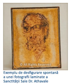 Exemplu de desfigurare spontană a unei fotografii laminate a Sanctității Sale Dr. Athavale