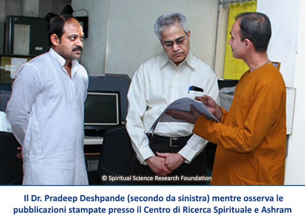 Il Dr. Pradeep Deshpande (secondo da sinistra) mentre osserva le pubblicazioni stampate presso il Centro di Ricerca Spirituale e Ashram