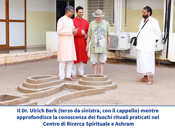Il Dr. Ulrich Berk (terzo da sinistra, con il cappello) mentre approfondisce la conoscenza dei fuochi rituali praticati nel Centro di Ricerca Spirituale e Ashram