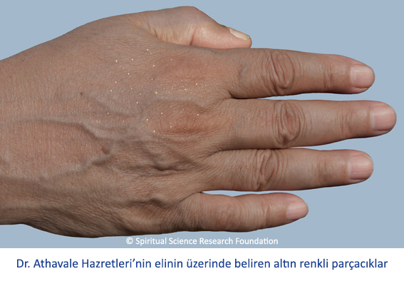Dr. Athavale Hazretleri'nin elinin üzerinde beliren altın renkli parçacıklar