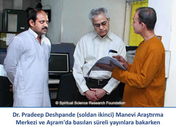 Dr. Pradeep Deshpande dergilere bakıyor