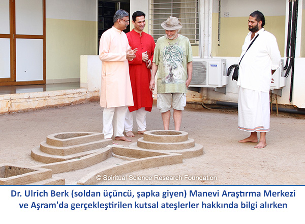 Dr. Ulrich Berk, kurban ateşleri hakkında bilgi ediniyor