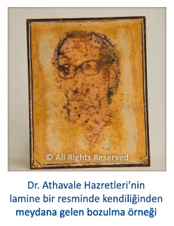 Dr. Athavale Hazretleri'nin lamine bir resminde kendiliğinden meydana gelen bozulma örneği