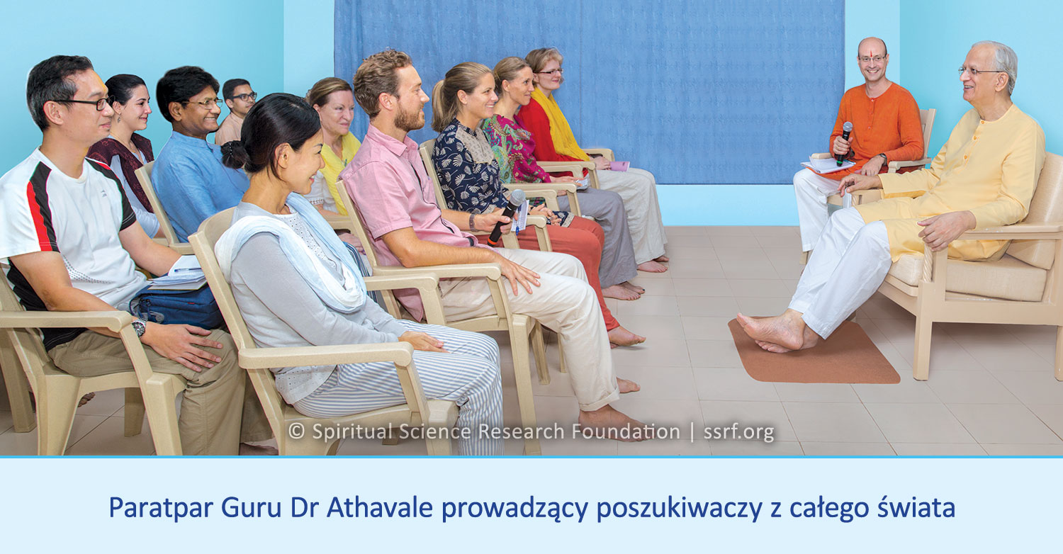 Paratpar Guru dr Athavale prowadzący poszukiwaczy z całego świata
